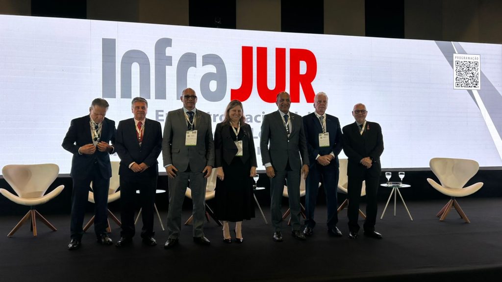 Leia mais sobre o artigo FENOP marca presença no Brasil Export 2024 e recebe homenagem